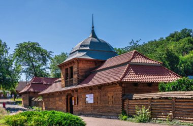 Chyhyryn, Ukrayna 07.12.2020. Ukrayna 'nın Chyhyryn kentindeki yenilenmiş Bohdan Khmelnytskyi konutunun girişi güneşli bir yaz günü
