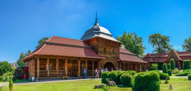 Chyhyryn, Ukrayna 07.12.2020. Ukrayna 'nın Chyhyryn kentindeki yenilenmiş Bohdan Khmelnytskyi konutunun girişi güneşli bir yaz günü