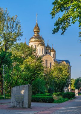 Cherkasy, Ukrayna 07.12.2020. Ukrayna, Cherkasy 'deki Aziz Michaels Katedrali, güneşli bir yaz sabahı