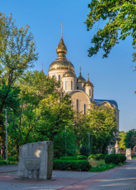 Cherkasy, Ukrayna 07.12.2020. Ukrayna, Cherkasy 'deki Aziz Michaels Katedrali, güneşli bir yaz sabahı