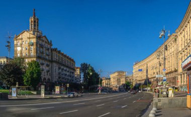 Kyiv, Ukrayna 07.11.2020. Ukrayna 'nın başkenti Kyiv' de Meydan Nazalezhnosti yakınlarındaki Khreshhatyk Caddesi 'ndeki tarihi bina güneşli bir yaz sabahı