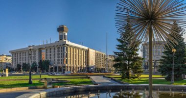 Kyiv, Ukrayna 07.11.2020. Meydan Nazalezhnosti ya da Ukrayna 'nın Kyiv kentindeki Bağımsızlık Meydanı, güneşli bir yaz sabahı