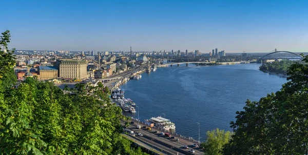 Kyiv, Ukrayna 07.11.2020. Güneşli bir yaz sabahı, yaya köprüsünden Dinyeper Nehri ve Ukrayna 'nın Kyiv şehrinin manzarası.