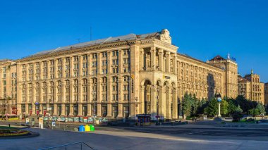Kyiv, Ukrayna 07.11.2020. Ukrayna 'nın başkenti Kyiv' de Meydan Nazalezhnosti yakınlarındaki Khreshhatyk Caddesi 'ndeki ana postanede güneşli bir yaz sabahı