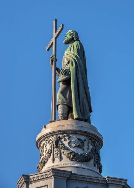 Kyiv, Ukrayna 07.11.2020. Güneşli bir yaz sabahında Ukrayna 'nın başkenti Kyiv' de Büyük Prens Vladimir 'in anıtı