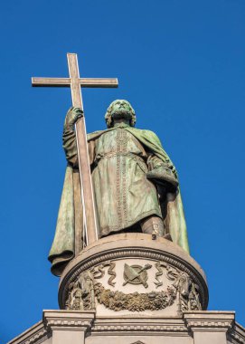 Kyiv, Ukrayna 07.11.2020. Güneşli bir yaz sabahında Ukrayna 'nın başkenti Kyiv' de Büyük Prens Vladimir 'in anıtı