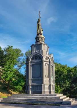 Kyiv, Ukrayna 07.11.2020. Güneşli bir yaz sabahında Ukrayna 'nın başkenti Kyiv' de Büyük Prens Vladimir 'in anıtı