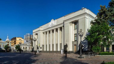 Kyiv, Ukrayna 07.11.2020. Ukrayna Yüksek Konseyi veya Ukrayna 'nın başkenti Kyiv' de Verkhovna Rada, güneşli bir yaz sabahı