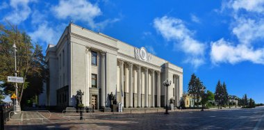 Kyiv, Ukrayna 07.11.2020. Ukrayna Yüksek Konseyi veya Ukrayna 'nın başkenti Kyiv' de Verkhovna Rada, güneşli bir yaz sabahı