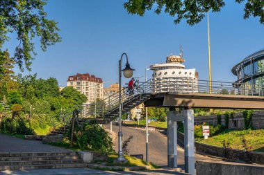 Kyiv, Ukrayna 07.11.2020. Güneşli bir yaz sabahında Kyiv, Ukrayna 'daki Sonsuz Zafer Parkında Öpücükler Köprüsü
