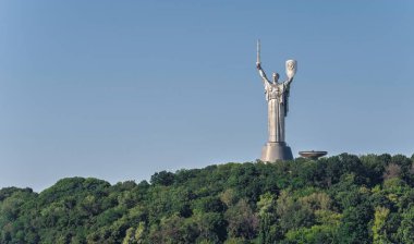 Kyiv, Ukrayna 07.11.2020. Ukrayna 'nın Kyiv kentindeki Pechersk Tepeleri' nde güneşli bir yaz sabahı anavatan anıtı.