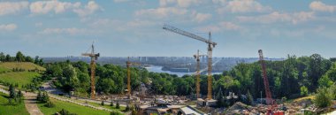 Kyiv, Ukrayna 07.11.2020. Güneşli bir yaz sabahında Ukrayna 'nın Sonsuz Zafer Parkı' ndan Kiev 'in manzarası.