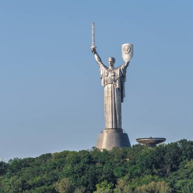 Kyiv, Ukrayna 07.11.2020. Ukrayna 'nın Kyiv kentindeki Pechersk Tepeleri' nde güneşli bir yaz sabahı anavatan anıtı.