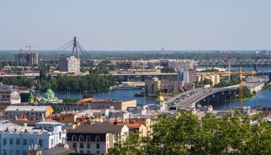 Kyiv, Ukrayna 07.11.2020. Güneşli bir yaz sabahında Ukrayna, Andriyivskyy Descent 'in yanından Kiev' in en iyi manzarası.