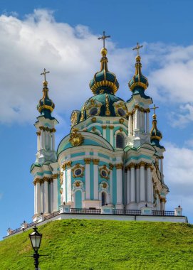 Kyiv, Ukrayna 07.11.2020. Ukrayna 'nın başkenti Kyiv' deki St. Andrew Kilisesi ve Andriyivsky Descent. Güneşli bir yaz gününde.