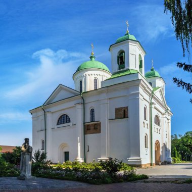 Kaniv, Ukrayna 07.11.2020. Kaniv, Ukrayna 'daki Memorial Park' ta güneşli bir yaz gününde Katedral Varsayımı