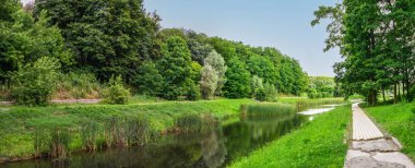 Kyiv, Ukrayna 07.09.2020. Feofaniia Park ve Ukrayna 'nın başkenti Kyiv' deki St. Panteleimon Katedrali güneşli bir yaz gününde