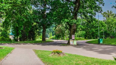Kyiv, Ukrayna 07.09.2020. Feofaniia Park ve Ukrayna 'nın başkenti Kyiv' deki St. Panteleimon Katedrali güneşli bir yaz gününde