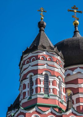 Kyiv, Ukrayna 07.09.2020. Aziz Panteleimon Katedrali Feofaniia Park, Kyiv, Ukrayna 'da güneşli bir yaz gününde