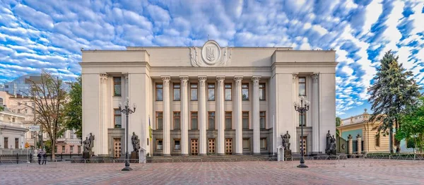 Kyiv, Ukrayna 07.11.2020. Ukrayna Yüksek Konseyi veya Ukrayna 'nın başkenti Kyiv' de Verkhovna Rada, güneşli bir yaz sabahı