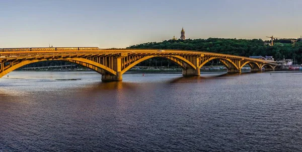 Kijów Ukraina 2020 Kijów Metro Most Przez Rzekę Dniepru Słoneczny — Zdjęcie stockowe