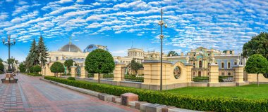 Kyiv, Ukrayna 07.11.2020. Ukrayna 'nın Ukrayna Yüksek Konseyi yakınlarındaki Anayasa Meydanı, güneşli bir yaz sabahı