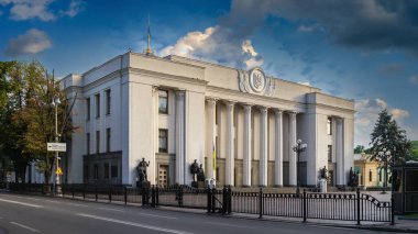 Kyiv, Ukrayna 07.11.2020. Ukrayna Yüksek Konseyi veya Ukrayna 'nın başkenti Kyiv' de Verkhovna Rada, güneşli bir yaz sabahı