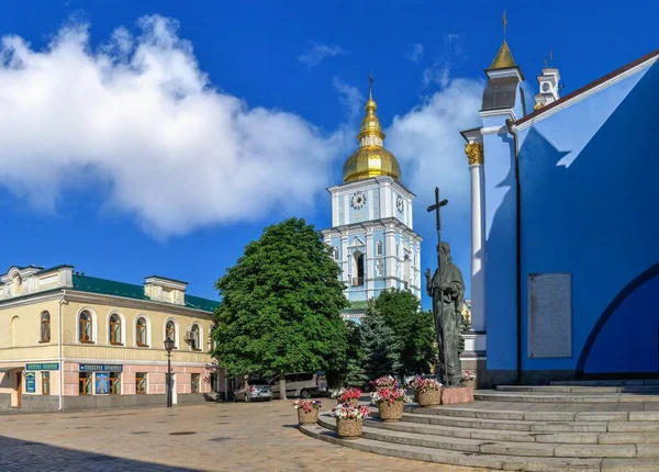 Kyiv Ukraine 2020 在一个阳光明媚的夏日早晨 乌克兰基辅的圣米迦勒金屋修道院 — 图库照片