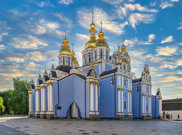 Kyiv Ukraine 2020 在一个阳光明媚的夏日早晨 乌克兰基辅的圣米迦勒金屋修道院 — 图库照片