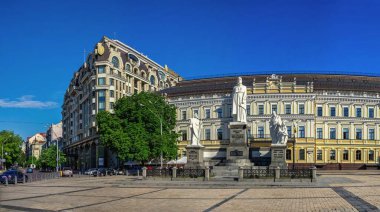 Kyiv, Ukrayna 07.11.2020. Ukrayna 'nın Ukrayna Dışişleri Bakanlığı yakınlarındaki Prenses Olga anısına güneşli bir yaz sabahı dikildi.