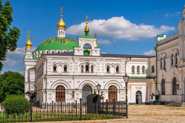 Kyiv, Ukrayna 07.11.2020. Kyivo-Pecherska Lavra ve Ukrayna 'nın Kyiv kentindeki mağaraların manastırı, güneşli bir yaz gününde.