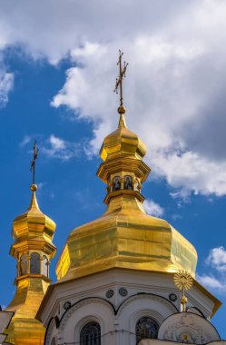 Kyiv, Ukrayna 07.11.2020. Kyivo-Pecherska Lavra ve Ukrayna 'nın Kyiv kentindeki mağaraların manastırı, güneşli bir yaz gününde.