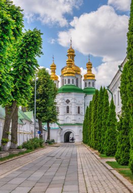 Kyiv, Ukrayna 07.11.2020. Kyivo-Pecherska Lavra ve Ukrayna 'nın Kyiv kentindeki mağaraların manastırı, güneşli bir yaz gününde.