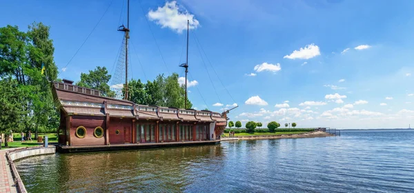 Kiev Ucrânia 2020 Barcaça Galeão Madeira Restaurante Navio Residência Mezhyhirya — Fotografia de Stock