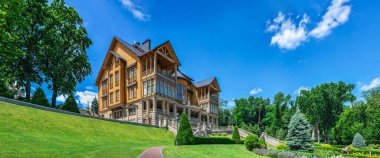 Kyiv, Ukrayna 07.10.2020. Honka ya da Mezhyhirya Konutu 'ndaki ana ahşap ev, Ukrayna, Kyiv, güneşli bir yaz gününde