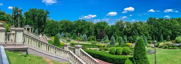 キエフ ウクライナ 2020 メジヒリヤ邸の公園の風景 キエフ ウクライナ 晴れた夏の日に — ストック写真