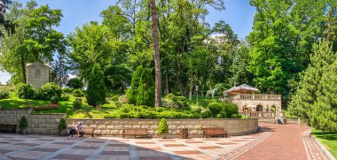 Kyiv, Ukrayna 07.10.2020. Güneşli bir yaz gününde, Ukrayna 'nın başkenti Kyiv' deki Mezhyhirya Konutu 'ndaki Honka evinin yanındaki halk parkında.