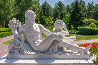 Kyiv, Ukrayna 07.10.2020. Güneşli bir yaz gününde, Mezhyhirya Konutu 'ndaki Honka evinin yakınındaki halka açık parkta heykeller.