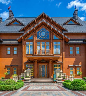 Kyiv, Ukrayna 07.10.2020. Honka ya da Mezhyhirya Konutu 'ndaki ana ahşap ev, Ukrayna, Kyiv, güneşli bir yaz gününde