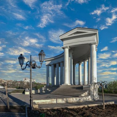Vorontsov Colonnade, Odessa, Ukrayna 'nın tarihi merkezinde, bulutlu bir yaz sabahı