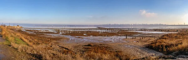 ウクライナのオデッサ近くのKuyalnik湖を乾燥させる塩辛い湖へのインストール寒い冬の朝 — ストック写真