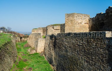 24.04.2021. Bilhorod-Dnistrovskyi veya Akkerman Kalesi, Odessa bölgesi, Ukrayna, güneşli bir bahar sabahı
