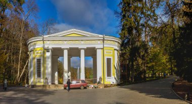 Uman, Ukrayna 07.11.2020. Güneşli bir sonbahar gününde Uman 'daki Sofievsky parkı veya Sofiyivsky Parkı