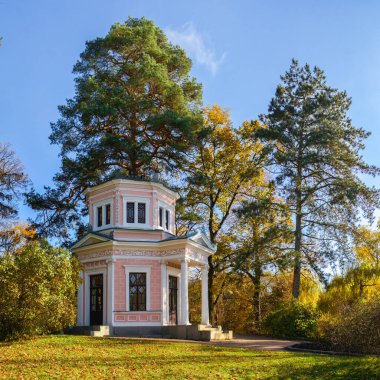 Güneşli bir sonbahar gününde Uman, Ukrayna 'daki Sofievsky botanik bahçesindeki Kirke adasındaki veya Sofiyivsky Parkı' ndaki Pavyon