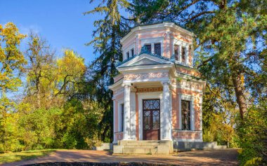 Güneşli bir sonbahar gününde Uman, Ukrayna 'daki Sofievsky botanik bahçesindeki Kirke adasındaki veya Sofiyivsky Parkı' ndaki Pavyon