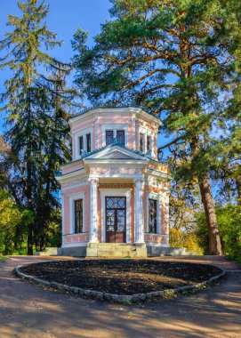 Güneşli bir sonbahar gününde Uman, Ukrayna 'daki Sofievsky botanik bahçesindeki Kirke adasındaki veya Sofiyivsky Parkı' ndaki Pavyon