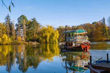Uman, Ukrayna 07.11.2020. Uman, Ukrayna 'daki Sofiyivsky Parkı' ndaki Sofievsky botanik bahçesindeki Upper Pond ve Anti Kirke Adası güneşli bir sonbahar gününde