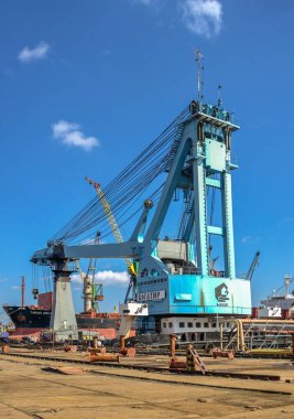 Çernomorsk, Ukrayna. 21.03.2021. Güneşli bir bahar gününde Çernomork Tersanesinde büyük bir tersane vinci
