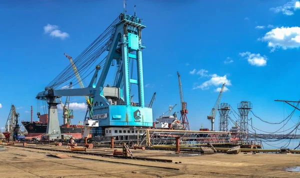 Chernomorsk Oekraïne 2021 Grote Scheepswerf Kraan Chernomorsk Scheepswerf Een Zonnige — Stockfoto