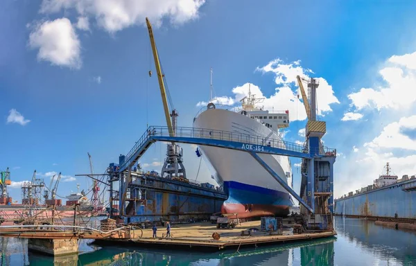 Chernomorsk Ukraine 2021 Large Ship Dry Dock Chernomorsk Shipyard Sunny — Stock Photo, Image